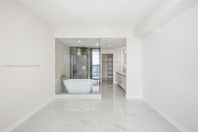 Building Photo - 700 NE 24th St