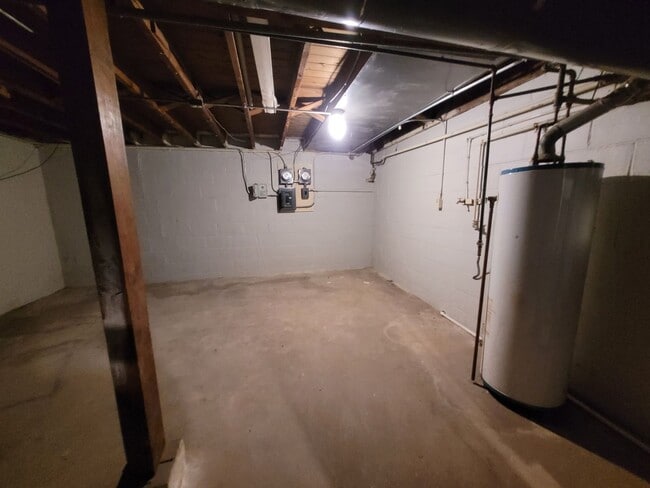 Building Photo - Great two bedroom duplex on Urbandale Avenue!