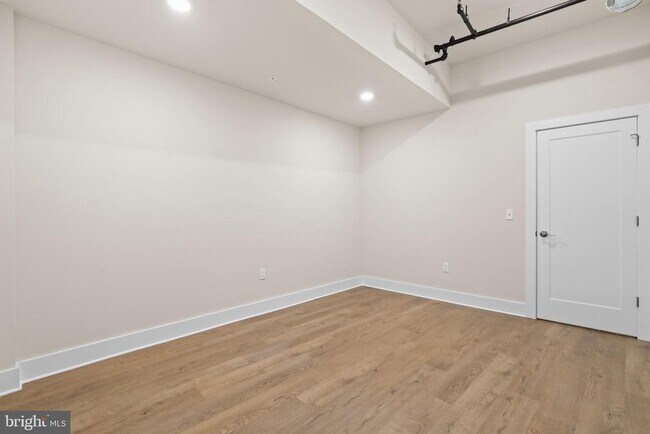 Building Photo - 30 W Broad St