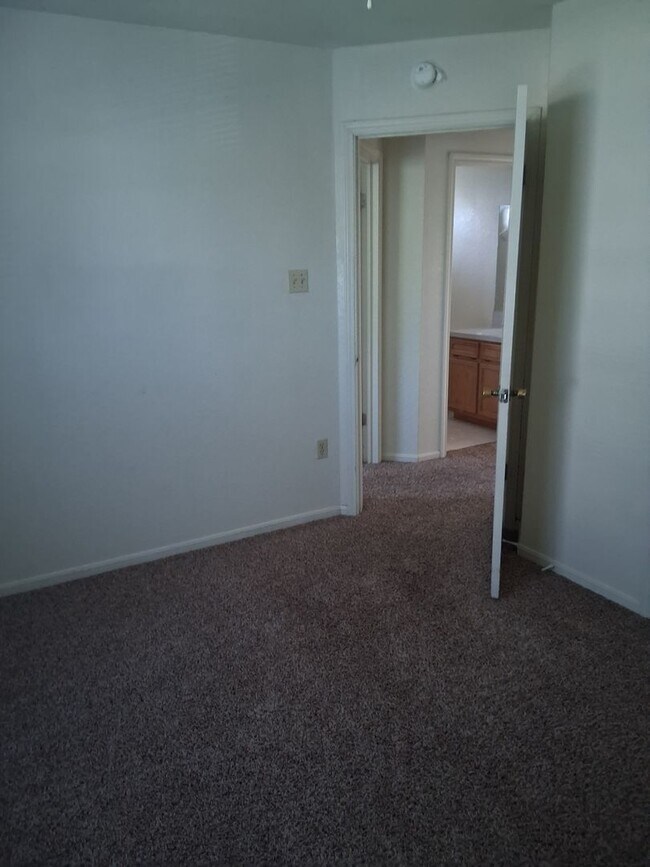 Building Photo - 3806 Lone Oak Dr