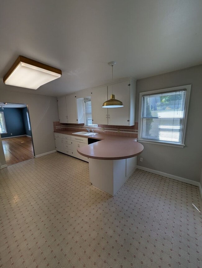 Building Photo - 547 S 11th Ave