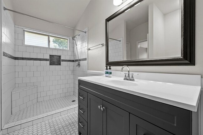 Building Photo - 298 Hogan