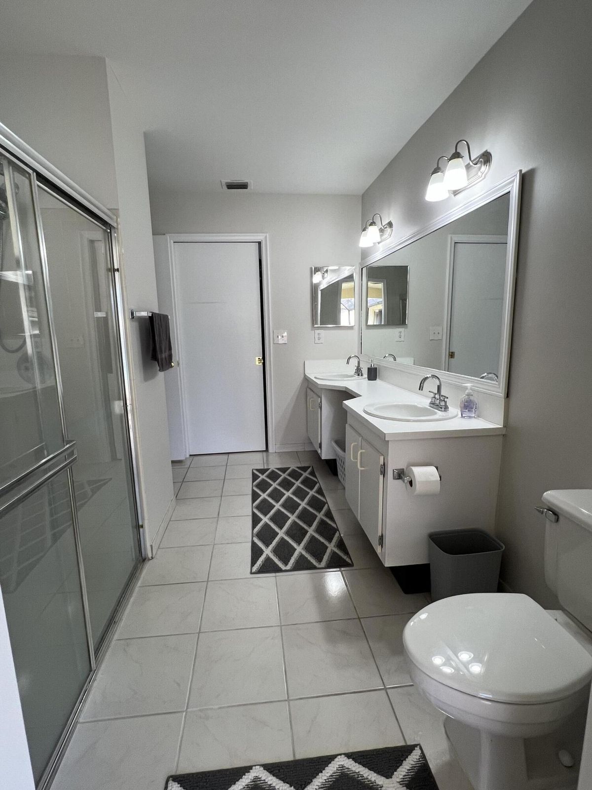 Building Photo - 9775 Sun Pointe Dr