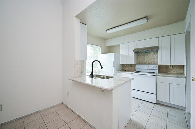 Building Photo - 3900 Woodchase Dr
