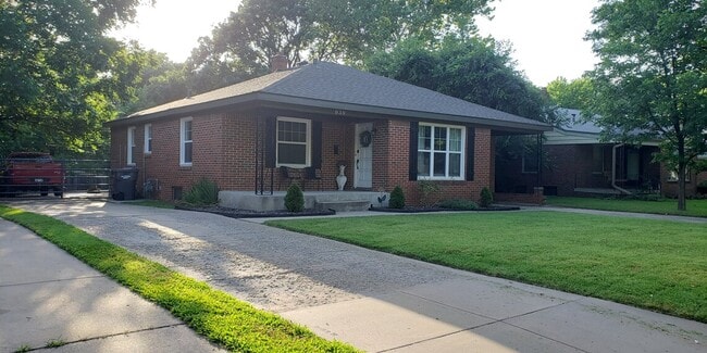 Primary Photo - 939 N Crestway St