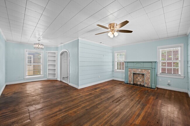 Building Photo - Vintage Home w/ Modern Updates, Minutes fr...