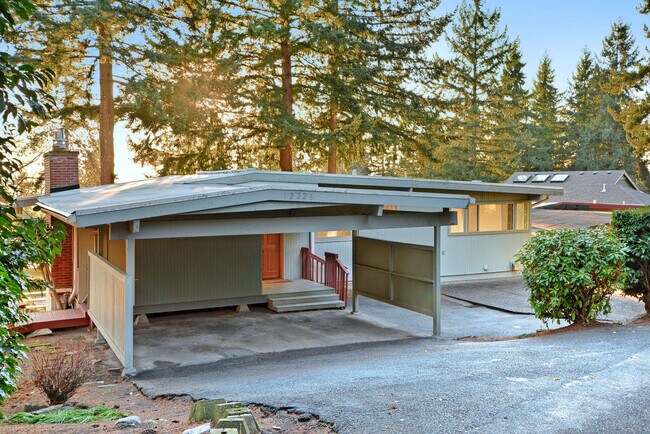 Building Photo - Hillside Bellevue Home w/ Lake Views!