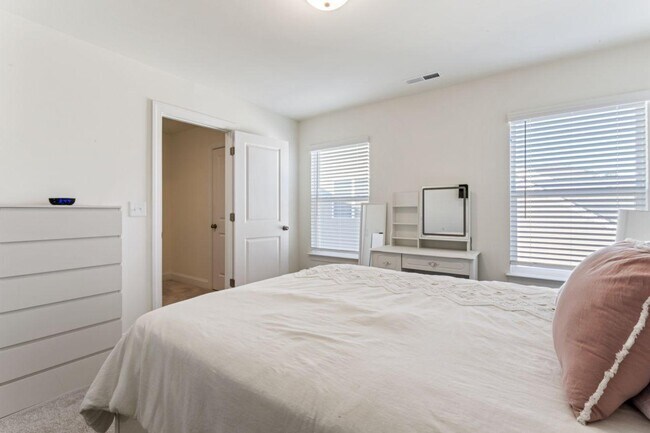 Building Photo - 116 Farrier Ln