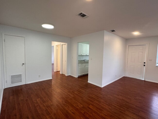 Building Photo - 2 Bed 1 Bath - Spacious w/ Great Natural L...