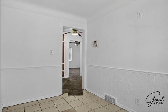 Building Photo - $1300 3 bedrooms