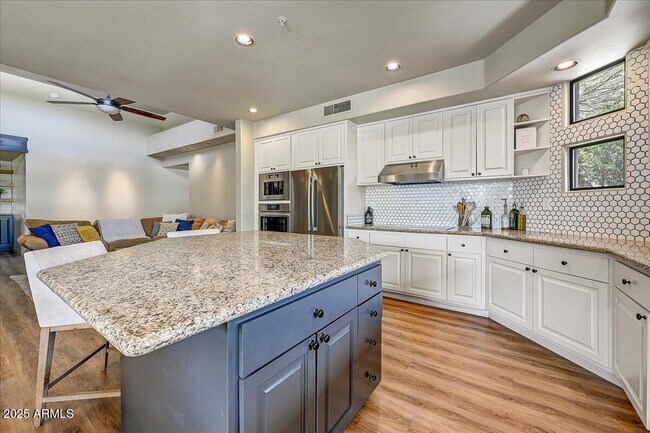 Building Photo - 10687 E Fernwood Ln