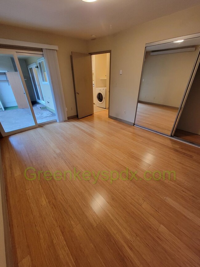 Building Photo - 2 Bedroom 2 Bath Unit in St.Johns with Ful...