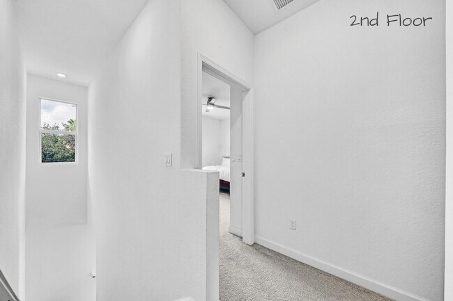 Building Photo - 235 SE Woodbark St