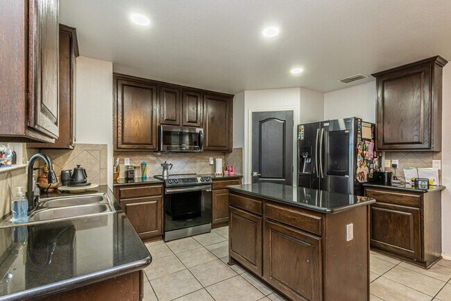Building Photo - 5220 Feria Dr