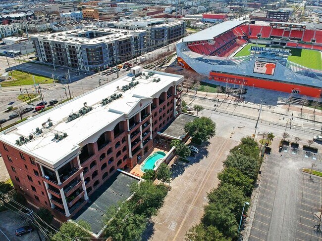 Bird's eye view of the Stanford Lofts' swimming pool - 505 Bastrop St