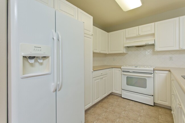 Building Photo - Available December 1st, Three Bedroom 2 1/...