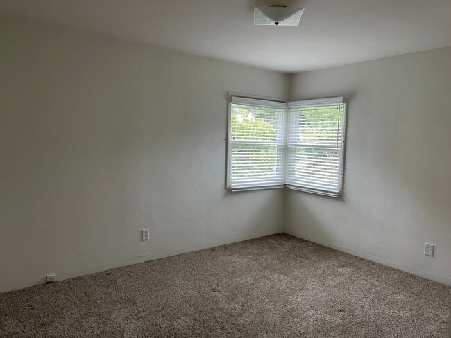 Building Photo - Charming 3 Bedroom 2 Bath Single Family Ho...