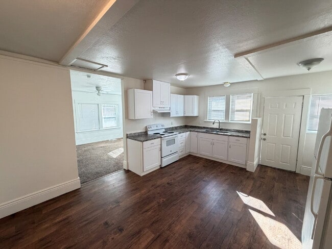 Building Photo - Charming 2-Bedroom Duplex in Merced with Washer dryer connections