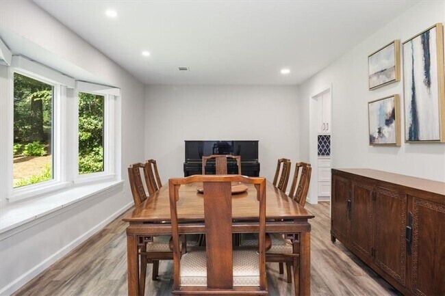 Building Photo - 4989 Kingswood Dr