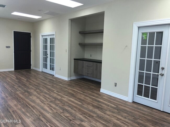 Building Photo - 3004 Yandell Dr