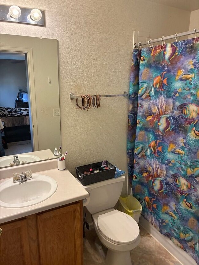 Building Photo - 3 Bedroom, 2.5 Bath Townhome with 2 Car At...