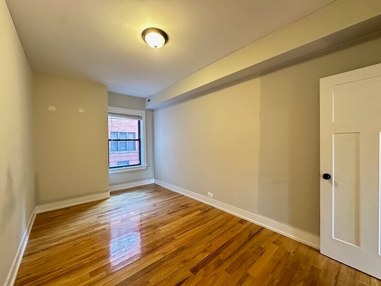 Building Photo - 3535 N Racine Ave