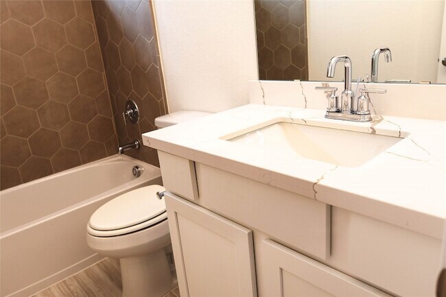 Building Photo - 3352 Vine Ter Trce