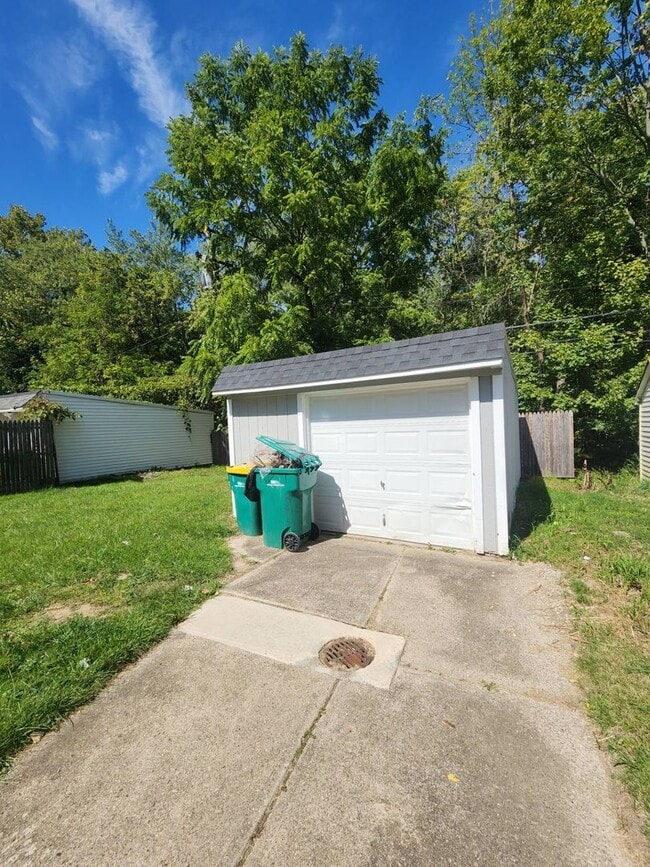 Building Photo - Charming 3-Bedroom Property in Prime Location