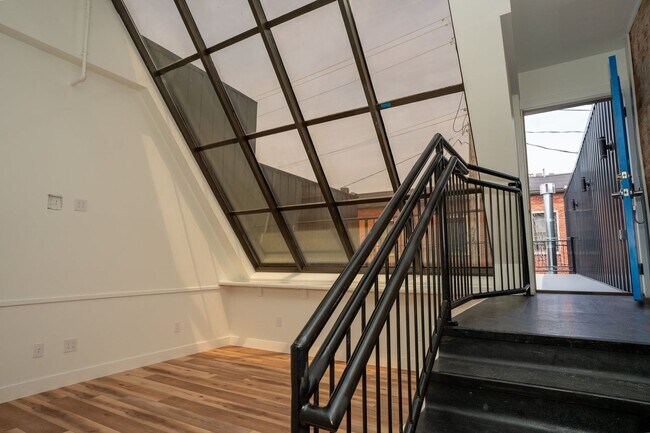 Building Photo - UPSCALE APARTMENT**Available August 2026 Call to inquire about April specials!
