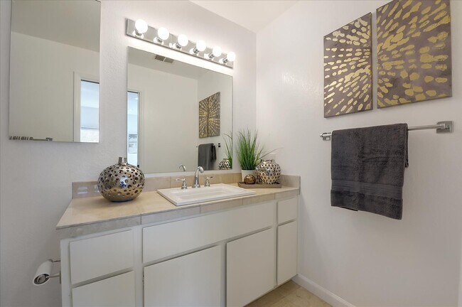 Building Photo - 1150 Pine St