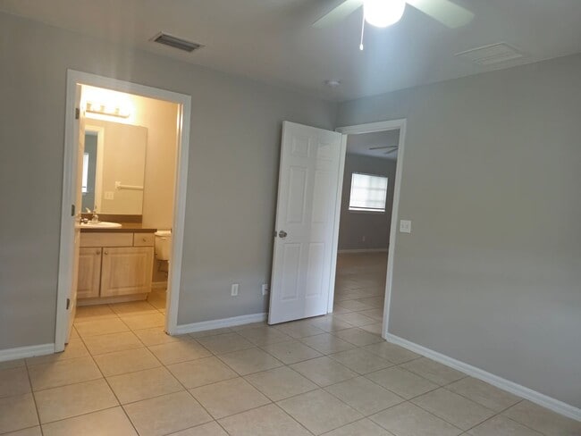 Building Photo - 3 bedroom 2 bath in Lehigh Acres