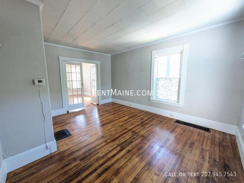 Building Photo - 204 Maple St