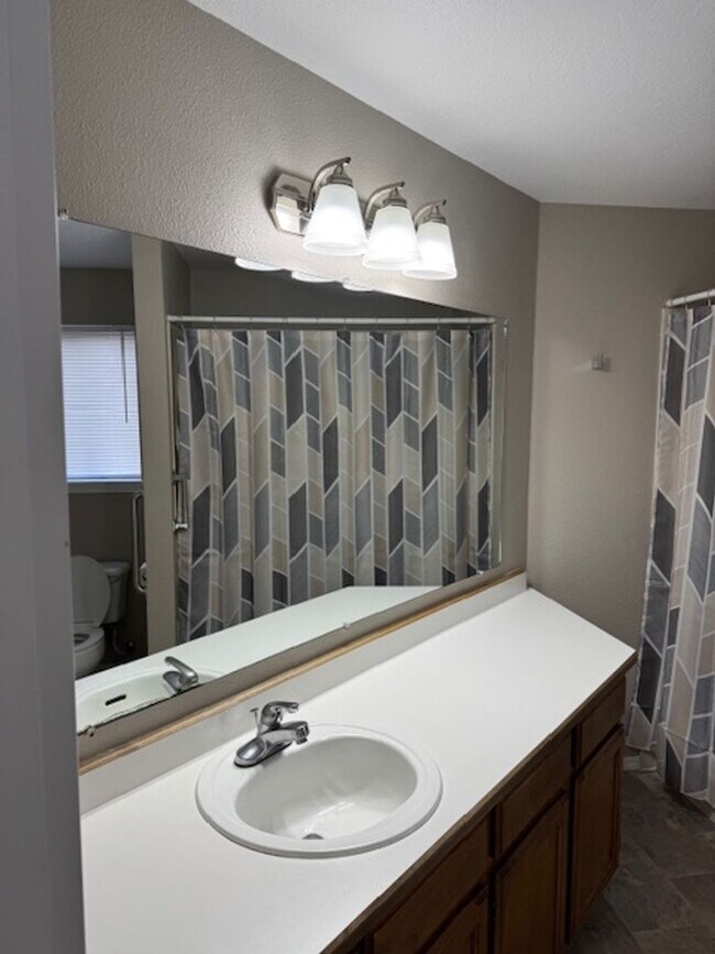 Building Photo - SINGLE LEVEL 3 BEDROOM HOME, FENCED IN YARD