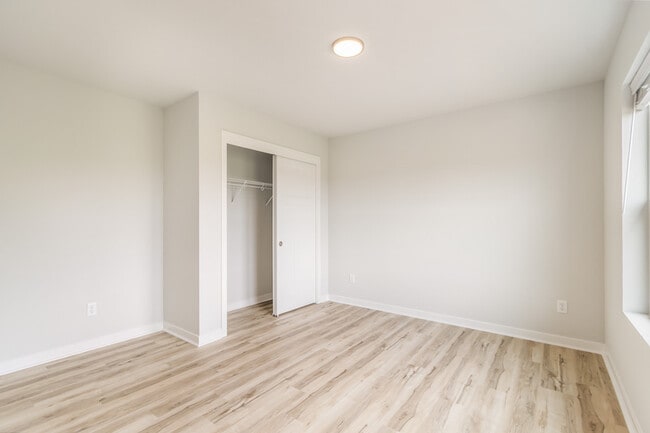 Building Photo - W219N16241 Primrose Ct