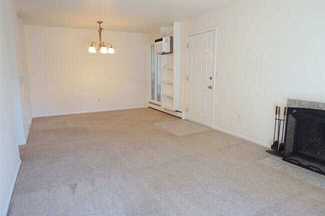 Building Photo - Adorable 1st floor 2 bedroom 1 bath condo ...