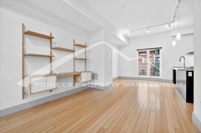 Building Photo - Stunning Condo with City Views and 2 Reser...