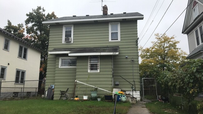 Building Photo - Charming 3 bedroom 1 bath in University/Lexington neighborhood!