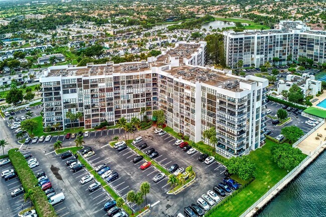 Building Photo - 800 Parkview Dr