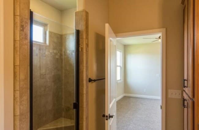 Building Photo - Newer Home - Great Location!