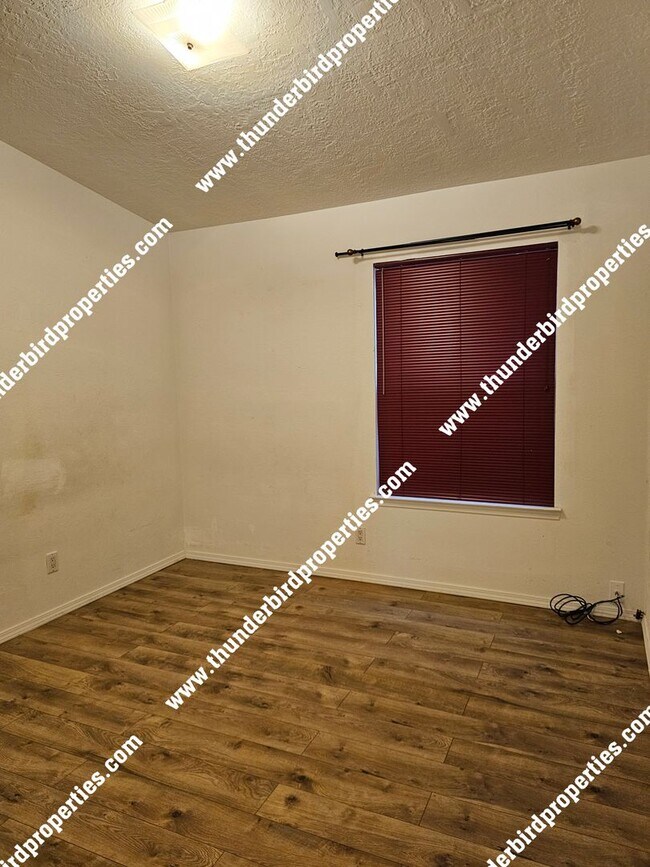 Building Photo - 3 bedroom, 2 baths  with great backyard oa...