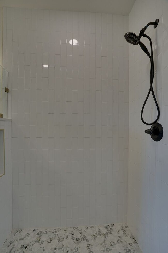 Building Photo - 302 Red Bird Ln