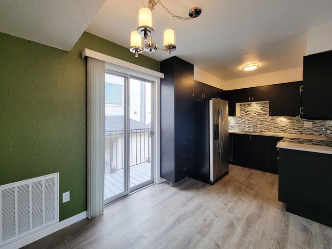Building Photo - Completely renovated in the heart of Montrose. Spacious 1 bedroom 1 bath condo, upstairs corner u...