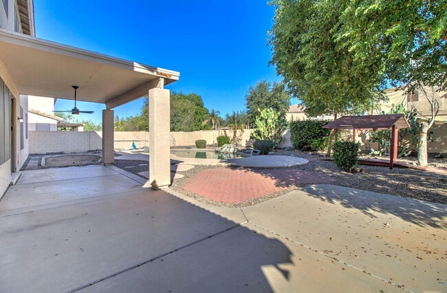 Building Photo - 2026 E County Down Dr