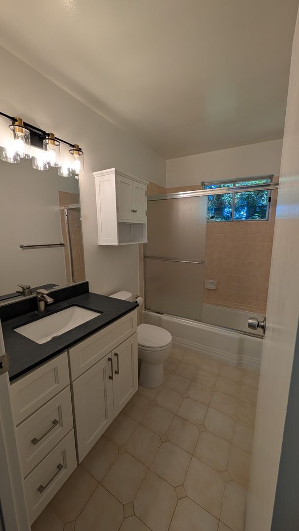 Building Photo - Modern Top Floor Condo, Newly Remodeled -U...