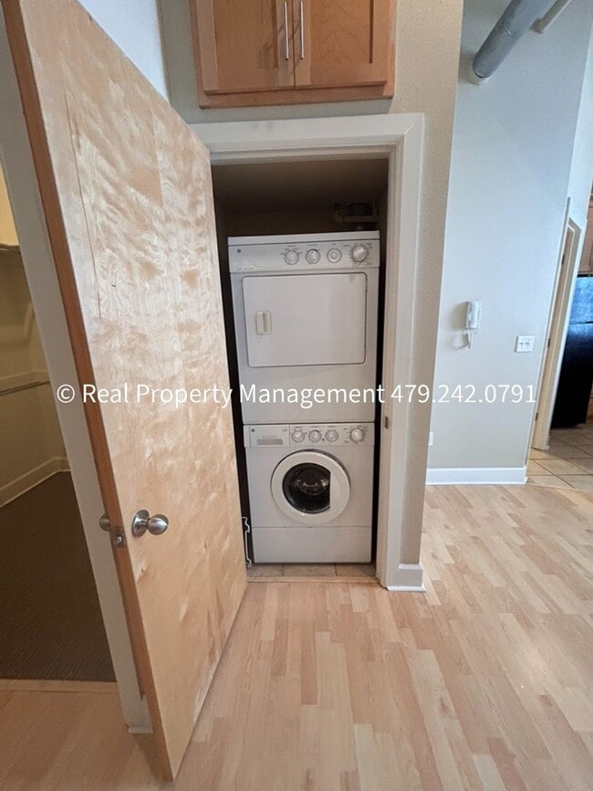 Building Photo - $850 MOVE-IN SPECIAL (does not include app...