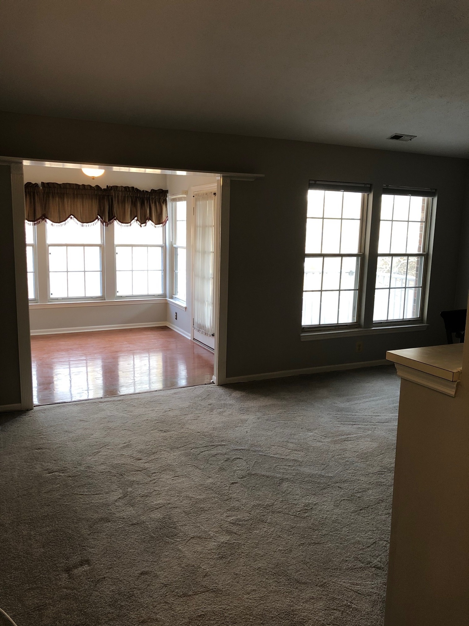 living room/dining room - 1006 Markham Ct