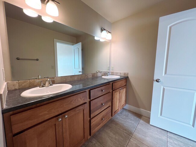 Building Photo - 3-Bedroom Townhome with Double Garage & Private Fenced Yard