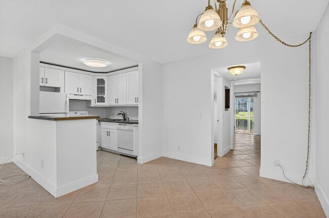 Building Photo - 177 Fanshaw E