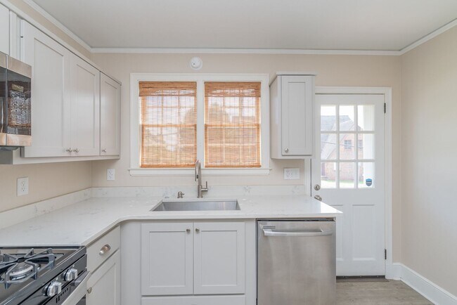 Building Photo - Charming 3-bedroom/2-bath single-family ho...