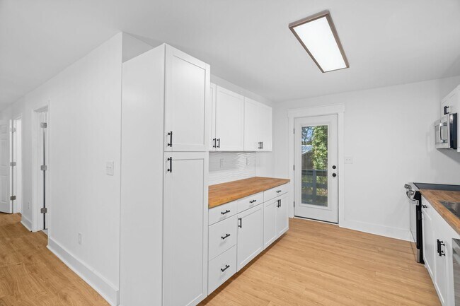 Building Photo - AVAILABLE NOW at a Good Price. 3 Bed 2 Bath FOR LEASE in Pulaski. $1400 Rent.